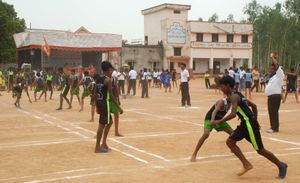 아티야-파티야 선수(오른쪽 앞)가 태거(오른쪽)가 지키는 레인을 건너려고 시도하고 있다.