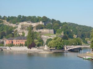 나뮈르의 왈롱 의회 (분홍색), 뫼즈 강과 삼브르 강의 합류 지점에 위치한 상징적인 장소. 왈롱 인구의 3분의 2가 삼브르-뫼즈 계곡을 따라 거주한다.