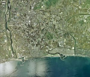 고난시 주요부 주변의 항공 사진.2017년 4월 30일 촬영한 10장을 합성 제작. 국토교통성 국토지리원 [https://mapps.gsi.go.jp/ 지도・항공 사진 열람 서비스]의 항공 사진을 바탕으로 제작.