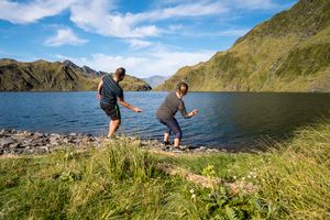 뉴질랜드 하스트에서 물수제비를 뜨는 사람들