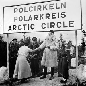 SNLC 크루즈 열차의 승객이 1950년대 스웨덴 북극권 정차 중 스웨덴판 잭 프로스트인 "쿵 보레"에게 인사하는 모습.