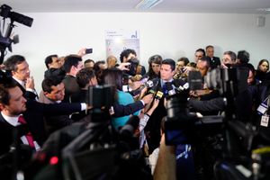 2015년 9월 기자 회견을 하고 있는 모루