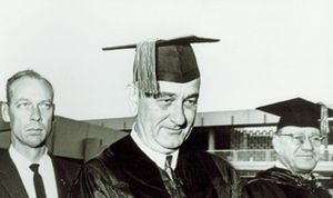 1964년 10월 25일 대학교 개교식에 참석한 린든 B. 존슨 대통령