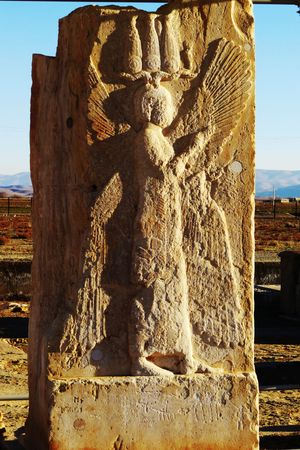 키루스 대왕의 부조, 파사르가데에서 찍은 키루스의 교육의 주제.