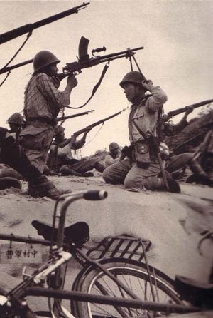 99식 경기관총에 사용되는 대공 양각대로 동료를 사용하는 일본 군인