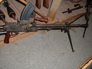 99식 경기관총. 오른쪽 뒤편에는 96식과 그 총열 단품이 전시되어 있다.