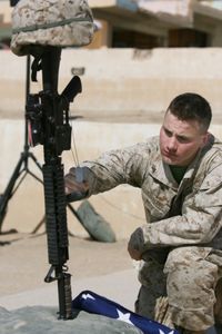 미국군의 전사자 장례식 모습. 이라크 전쟁에서 전사한 병사를 기리는 배틀필드 크로스(전장에서 만들어지는 간이 묘표)에 인식표가 걸려 있다.