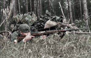 노획한 SVT-40 소총을 든 독일 군인