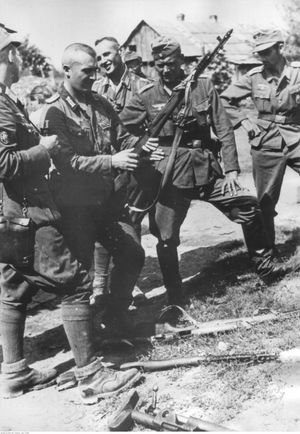 1942년, 독일군이 노획한 SVT 소총을 검사하고 있다.