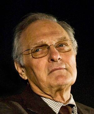 앨런 알다 — 텔레비전 시리즈 부문 코미디 또는 뮤지컬 남우주연상 수상