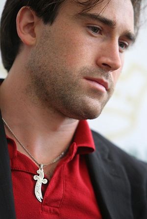 스톤은 시아파 이슬람교의 상징인 줄피카르 (알리의 검) 목걸이를 착용했다. 스톤은 해당 종교로 개종했다.