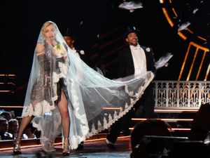 마돈나가 흰색 신부 베일을 쓰고 Rebel Heart 투어(2015–16)에서 "Material Girl"을 공연하고 있다.