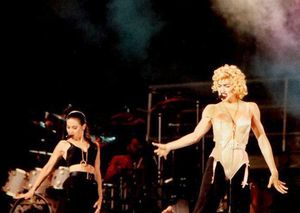 마돈나가 Blond Ambition World Tour의 오프닝 넘버로 "Express Yourself"를 공연하고 있다.