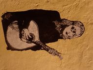 리본에 있는 마돈나의 알터 에고를 묘사한 리스본의 그래피티