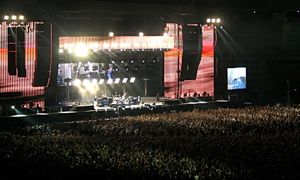 폴리스 (2007년 Stadio Delle Alpi, 토리노에서 공연)는 스타디움 록으로 유명하다.