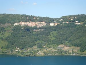 네미 호수와 네미 마을