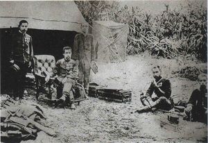 대만 아오디에서 야영 중인 근위 사단장 기타시라카와노미야 요시히사 친왕 일행. 이 사진을 바탕으로 그려진 그림이 야스쿠니 신사의 유슈칸에 전시되어 있다.