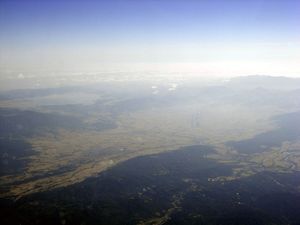 아이즈 분지와 뒤쪽의 이나와시로 호. 오른쪽 끝은 아가노 강과 다다미 강 합류부 부근. 개착으로 인해 하도의 변경이 이루어진 하류 협착부의 미카즈키 호가 남아있다.