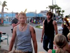 왼쪽부터 아담 바넷, 닉 라샤웨이, 칼리 채이킨이 2009년 7월 30일 타비 아일랜드 파빌리온 아래에서 모닥불 장면을 촬영하고 있다.