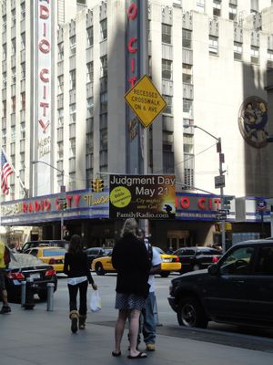 라디오 시티 뮤직 홀에서 패밀리 라디오의 종말론 예측을 홍보하는 시위자