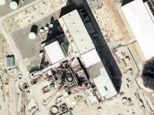 2호기 건설 현장 항공 사진 (1975년). 1호기는 옆에서 가동 중이다.