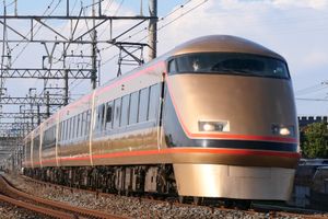 2021년 4월 "닛코 모우데 스페시아" 금색과 검은색 도색을 한 106편성