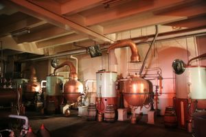더 이상 정기적으로 사용되지 않고 스테인리스강 증류기로 대체된 구식 알렘빅