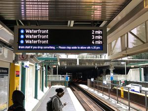 LCD 화면은 여행객을 위한 정보 표시로 사용된다.