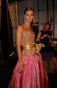 2003년 빌 블라스 패션쇼 백스테이지의 카스