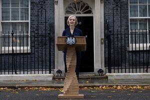 영국 총리 리즈 트러스가 2022년 사임 발표를 위해 연설대에서 연설하고 있다.