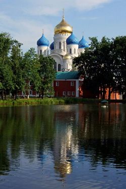 우그레시 수도원(니콜로-우그레시스키 수도원). 수도원은 성벽으로 둘러싸여 있으며, 그 안에는 많은 성당과 연못이 있다.