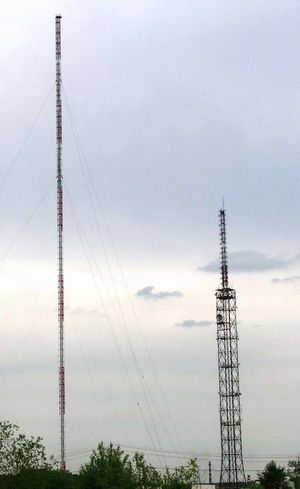 발라시하 라디오 타워 - 300미터 높이의 마스트(mast) 왼쪽과 176미터 높이의 타워(tower) 오른쪽