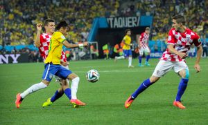 브르살리코(오른쪽)가 2014년 FIFA 월드컵에서 브라질을 상대로 경기하는 모습