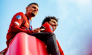 UEFA 챔피언스 리그 우승을 동료 모하메드 살라와 함께 축하하는 로브렌