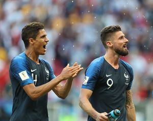 지루 (오른쪽)와 라파엘 바란의 2018 FIFA 월드컵