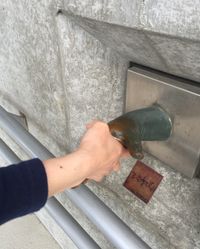 이시노모리 쇼타로의 손 청동상