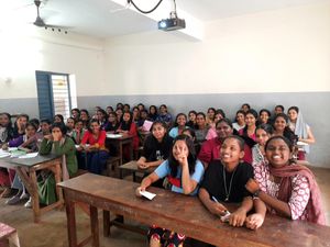 2024년 인도 콜람의 St Aloysious HSS에서 열린 NSS 캠프의 디지털 리터러시 수업