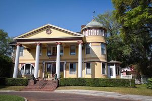 P. 필립스 박사 하우스(1893년 건축)는 1912년 필립 필립스가 매입했다. 그는 카운티의 감귤 산업에서 중요한 인물이었다.