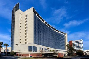 올랜도에 있는 AdventHealth는 AdventHealth가 소유한 비영리 병원이다(해당 병원 네트워크에서 가장 큰 규모).