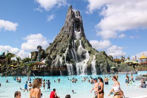 유니버설 볼케이노 베이, 유니버설 올랜도 리조트에 있는 열대 테마의 워터파크