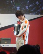 박카스 스타리그 2008 트로피를 들고 있는 이영호