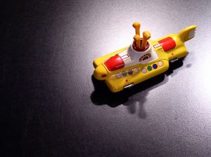 1960년대 후반, 코기 클래식스 주식회사(구 코기 토이즈)는 노란 잠수함의 라이선스 다이캐스트 장난감 모형을 출시했다. 1999년에 이 특정 모형은 수집품으로 재발행되었다.