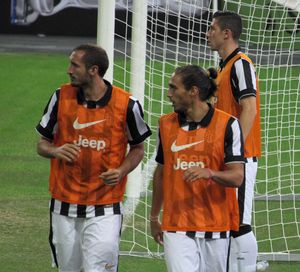 카세레스 (오른쪽 앞)가 2014년 8월 싱가포르에서 유벤투스를 위해 몸을 풀고 있다.