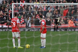 2010년 경기 시작 전 파브레가스와 마루안 샤막. 파브레가스는 아스널의 정규 세트피스 키커였다.