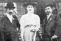 제4회 세계 에스페란토 대회에 참가한 구로이타 가쓰미(오른쪽 끝). 왼쪽 끝은 신무라 이즈루.