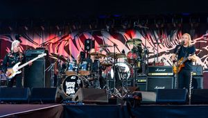 제임스 갱이 2022년 9월 테일러 호킨스 헌정 콘서트에서 공연하고 있다