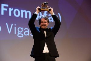 로렌초 비가스와 골든 라이온 머나먼 거리에서