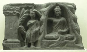 부처가 인도 라자가하의 독수리 봉우리에서 아난다를 위로하는 모습의 조각