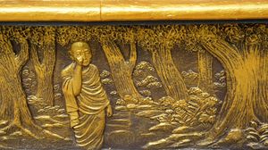 숲 속에서 눈을 비비는 수도승.