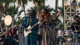 코첼라에서 다니엘 시저와 함께 무대에 오른 H.E.R. (2018년)